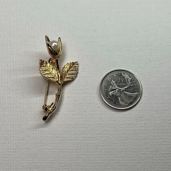 Vintage Gold-tone Flower Brooch w/ Faux Pearl - Picture 5 of 5